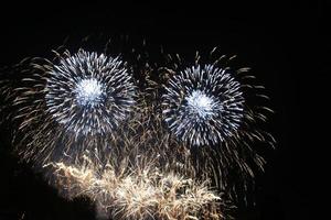 una vista de un espectáculo de fuegos artificiales foto