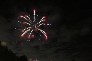 una vista de un espectáculo de fuegos artificiales foto