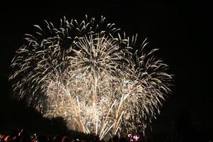 una vista de un espectáculo de fuegos artificiales foto