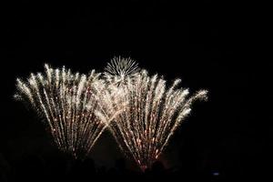 una vista de un espectáculo de fuegos artificiales foto