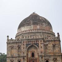 arquitectura mogol dentro de los jardines lodhi, delhi, india, se dice que la hermosa arquitectura dentro de la mezquita de tres cúpulas en el jardín lodhi es la mezquita del viernes para la oración del viernes, tumba del jardín lodhi foto