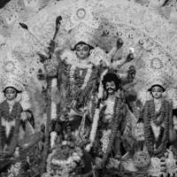 diosa durga con aspecto tradicional en una vista de cerca en un durga puja de kolkata del sur, ídolo de durga puja, el mayor festival hindú navratri en la india en blanco y negro foto