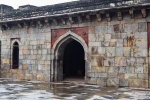 arquitectura mogol dentro de los jardines lodhi, delhi, india, se dice que la hermosa arquitectura dentro de la mezquita de tres cúpulas en el jardín lodhi es la mezquita del viernes para la oración del viernes, tumba del jardín lodhi foto