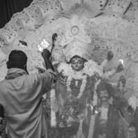 diosa durga con aspecto tradicional en una vista de cerca en un durga puja de kolkata del sur, ídolo de durga puja, el mayor festival hindú navratri en la india en blanco y negro foto