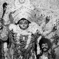 diosa durga con aspecto tradicional en una vista de cerca en un durga puja de kolkata del sur, ídolo de durga puja, el mayor festival hindú navratri en la india en blanco y negro foto