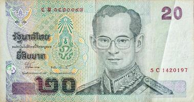 rey bhumibol adulyadej en 20 baht tailandia billete de dinero de cerca foto