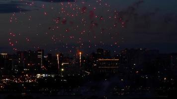 fuegos artificiales con vista de la luz nocturna del paisaje urbano del horizonte de novosibirsk video