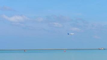 vliegtuig naderen voordat landen Bij phuket Internationale luchthaven. video