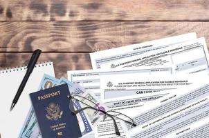 formulario del departamento de estado ds82 solicitud de renovación de pasaporte estadounidense para personas elegibles se encuentra en la mesa y lista para llenar. papeleo durante las operaciones con el concepto de pasaporte estadounidense foto