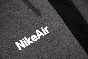 kharkov, ucrania - 20 de diciembre de 2020 logotipo de nike air en fragmento de ropa deportiva gris. Nike es una corporación multinacional estadounidense dedicada a la fabricación y comercialización mundial de ropa y calzado. foto