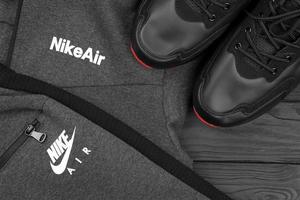 kharkov, ucrania - 20 de diciembre de 2020 kit de ropa deportiva de marca nike y zapatos. Nike es una corporación multinacional estadounidense dedicada a la fabricación y comercialización mundial de ropa y calzado. foto