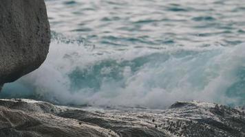 turkosa vågor rullade på klipporna, stranden på ön koh miang, similanöarna, slow motion video