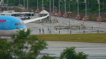 Phuket, Tailandia 3 de diciembre de 2016 - thomson boeing 787 dreamliner g tuif gire la pista antes de la salida en el aeropuerto de phuket. clima lluvioso video