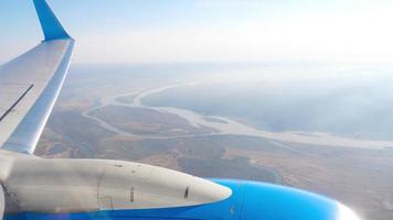 Vista del ala de un avión a través de la ventana video