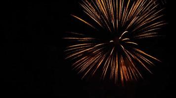fogos de artifício coloridos no conceito de celebração de festa de fundo crepuscular video