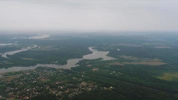 Flugzeug, das zur Landung absteigt. POV-Blick auf die Stadt, Wälder und Flüsse video