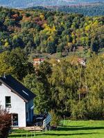 hermosa vista de las coloridas montañas de los vosgos de otoño foto