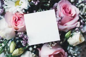 flores con tarjeta de mensaje de papel, maqueta para invitación de evento, fiesta de bodas, guardar la fecha, espacio de copia foto