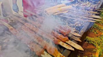 shish kebabs cuits au feu de charbon de bois au marché du festival video