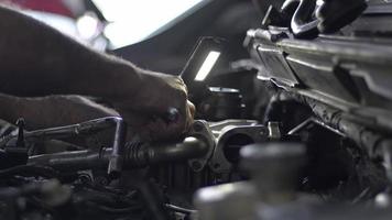 riparazione difettoso auto motore parti nel il riparazione negozio video