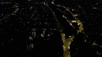 magnifique vue aérienne de la ville de luton en angleterre la nuit. prise de vue en grand angle avec la caméra du drone video