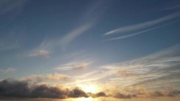 la vista aérea más hermosa de nubes dramáticas video