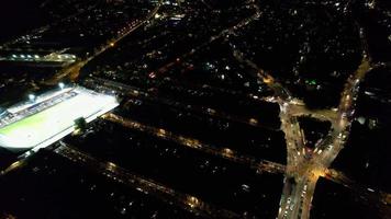 linda vista aérea da cidade de luton da inglaterra à noite. filmagem de alto ângulo com a câmera do drone video