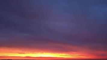 ciel rouge spectaculaire au coucher du soleil sur la ville de luton en angleterre video
