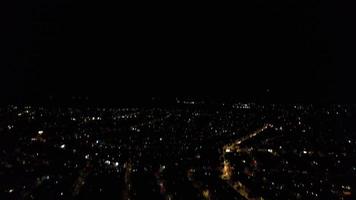 vue aérienne de nuit de la ville britannique illuminée. images de drone de la ville de luton en angleterre la nuit video