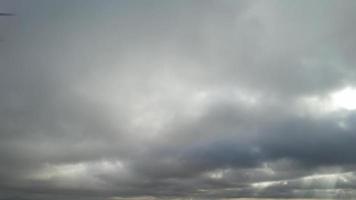 nuvens de chuva sobre a cidade britânica. video