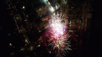 Live-Feuerwerk über der englischen Stadt Luton in der Hochzeitsnacht eines Asiaten
