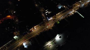 vista aérea nocturna de la ciudad británica iluminada. imágenes de drones de la ciudad de luton en inglaterra por la noche video