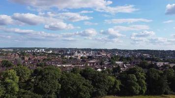 vista aérea del centro de la ciudad en un caluroso día de verano, luton es una ciudad y un municipio con estatus de autoridad unitaria, en el condado ceremonial de bedfordshire video