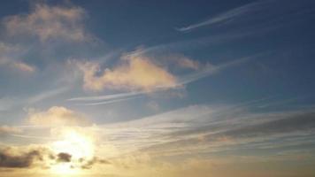 la vista aérea más hermosa de nubes dramáticas video