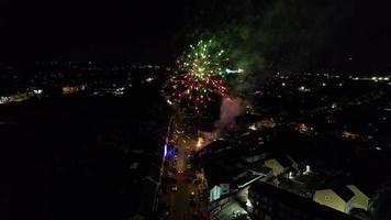 fuegos artificiales en vivo sobre la ciudad de luton en inglaterra en la noche de bodas de un asiático video