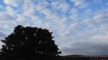 beaux nuages spectaculaires sur la ville de luton en angleterre uk video