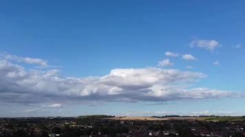 beaux nuages spectaculaires sur la ville de luton en angleterre uk video