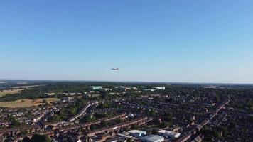 een vliegtuig bereidt zich voor om te landen op de luchthaven van Londen Luton, lager vliegniveau om te landen op de luchthaven van Londen Luton video