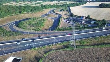 hoge hoekmening van luton airport knooppunt uitwisseling van snelwegen m1 j10 in luton city of engeland uk. het is verbinding luton city en london luton airport afbeelding gemaakt op 11 augustus 2022 met drone video