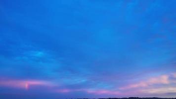 dramatischer roter himmel bei sonnenuntergang über der stadt luton in england video