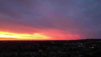dramático céu vermelho ao pôr do sol sobre a cidade de luton da inglaterra video