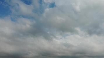 nuages de pluie en mouvement rapide sur la ville britannique, images en accéléré video