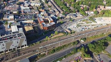 Zug bewegt sich auf Gleisen am Hauptbahnhof von Luton England uk video