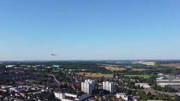 ein flugzeug bereitet sich auf die landung am flughafen london luton vor, niedrigere flughöhe, um am flughafen london luton zu landen video