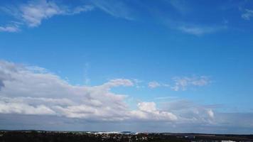 beaux nuages spectaculaires sur la ville de luton en angleterre uk video