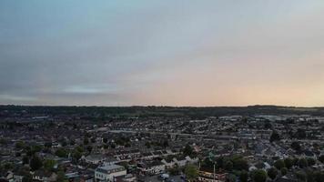 Hermosas nubes dramáticas sobre la ciudad de Luton de Inglaterra video