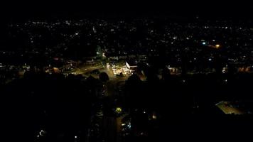 vista aérea de alto ángulo de la ciudad británica en la noche ciudad británica