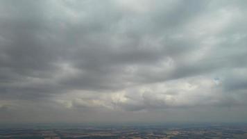 vista ad alto angolo di nuvole in rapido movimento video