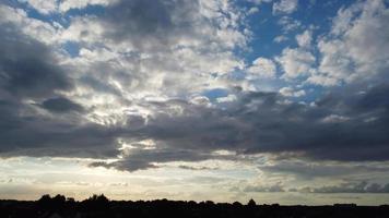 Hermosas nubes dramáticas sobre la ciudad de Luton de Inglaterra video