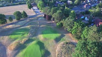 schöne aussicht auf stockwood park a luton, den frei zugänglichen öffentlichen park und golfspielplatz in south luton, in der nähe der autobahnkreuzung von 10 m1. video